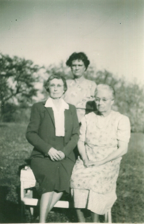 Clara Lyon_Botsford_Elsie_Verney_Bolz_in_back_Elmina_Mary_Lyon_001_500