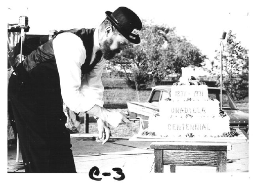 Ralph_cutting_cake