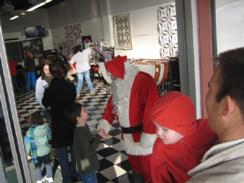 Santa_welcomes_children
